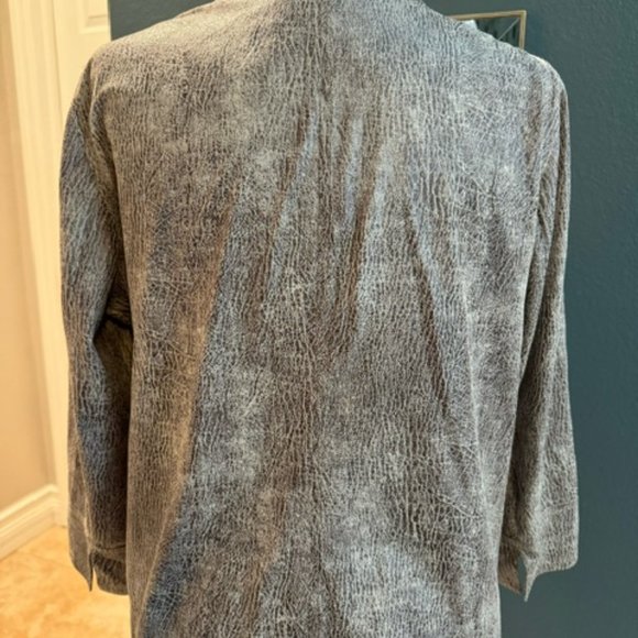 Chico's Size 1. Button down shirt/light jacket with collar. - Picture 4 of 10